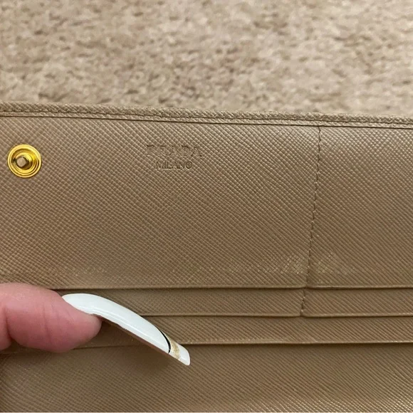 🌼PRADA SAFFIANO LEATHER TAN WALLET 🌼 - Picture 4 of 8